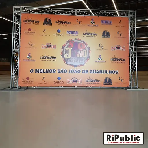 Montagem de estrutura de backdrop para eventos cerimoniais